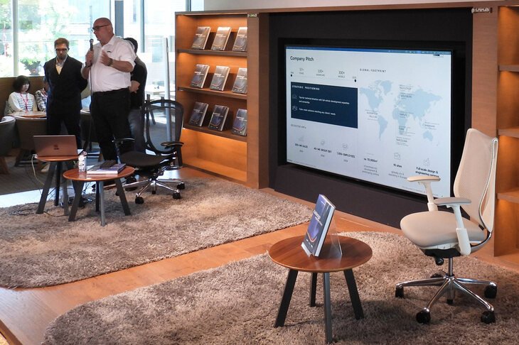 よく見れば、プレゼンテーションエリアの椅子も、イタルデザインが手がけたオカムラのチェアだった。