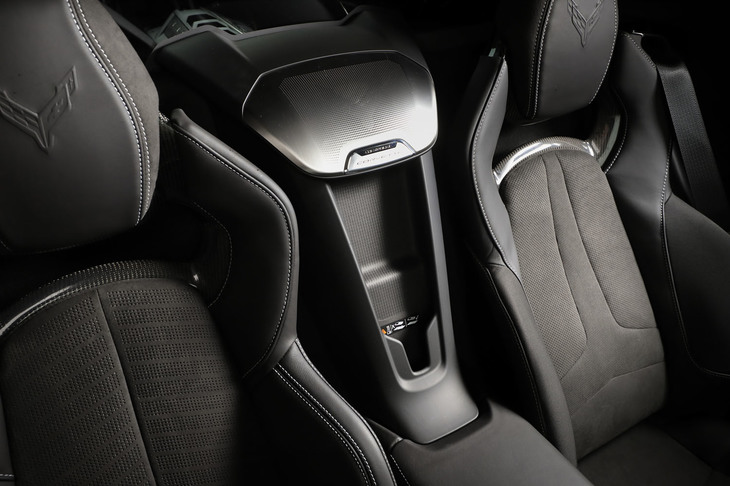 左右席間に位置する収納スペースには、携帯端末のワイヤレスチャージング機能が備わる。