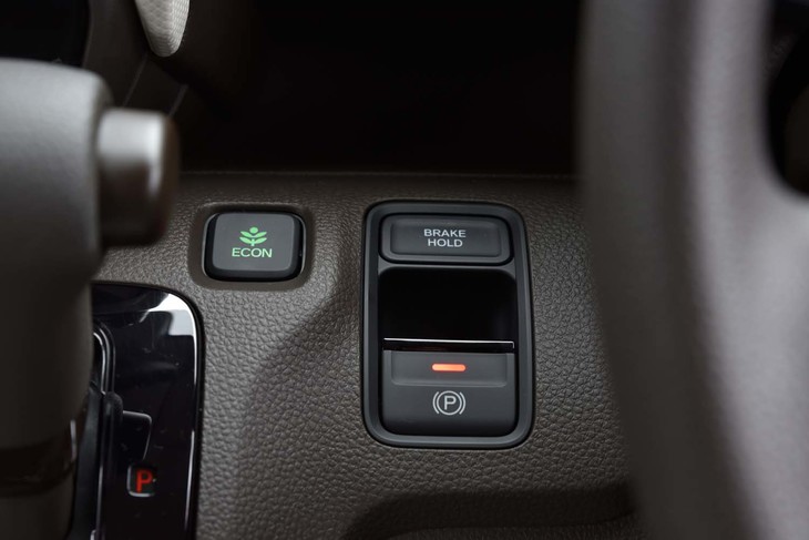 パーキングブレーキは電子制御式。アクセルペダルによる自動解除機能も備わる。