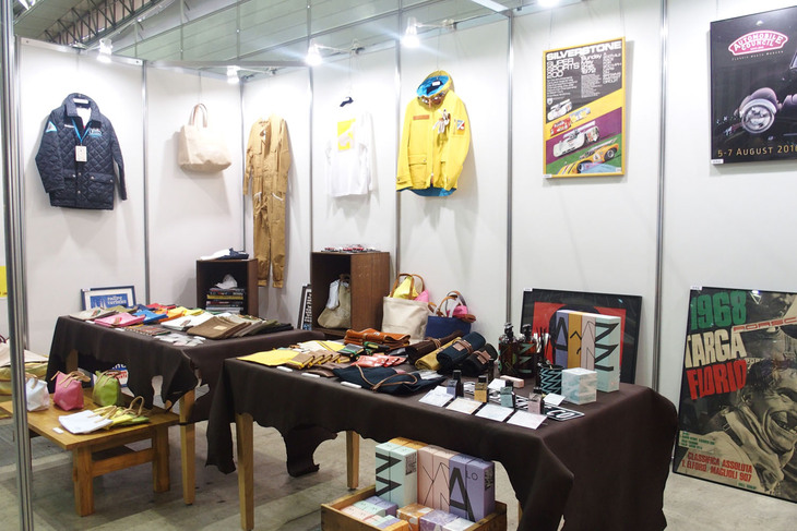 オートモビル カウンシル2022のオフィシャルグッズ販売コーナー。