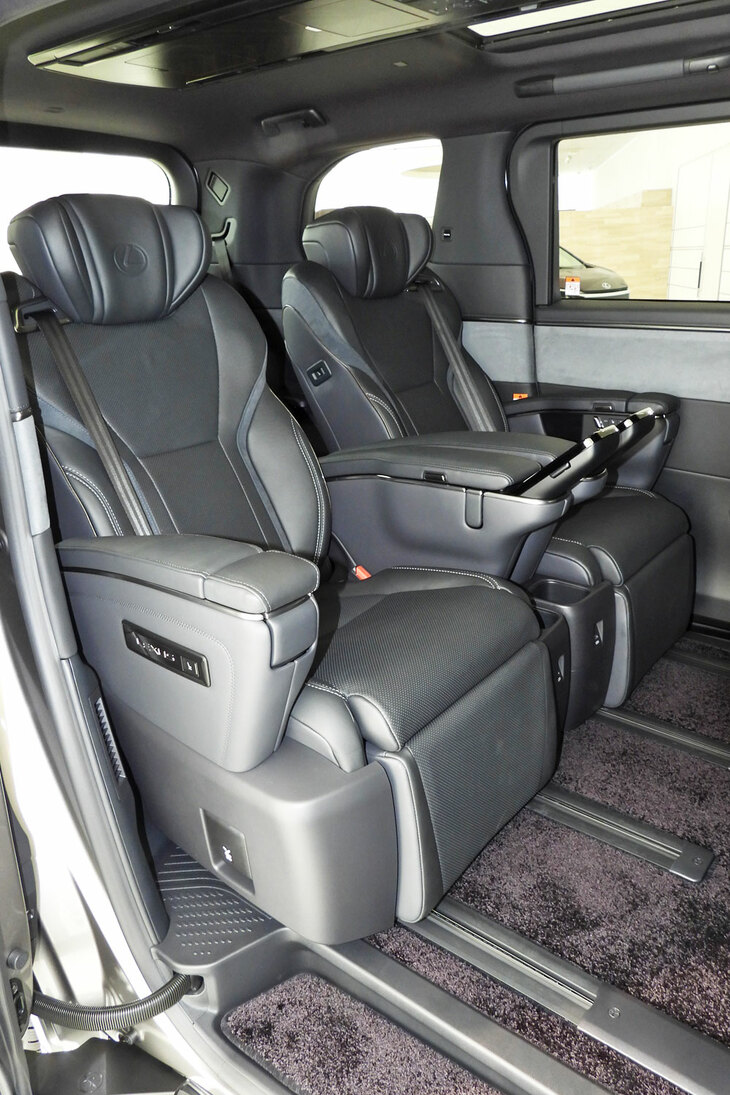レクサスLM500h“バージョンL”（2列目シート）