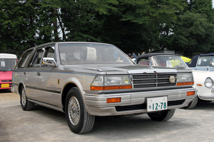 1985年「日産グロリア ワゴン」。1983年から99年まで作られた長寿モデルである、型式名Y30「セドリック／グロリア」のワゴン。この個体はY30グロリアのイメージキャラクターを務めたゴルファー、ジャック・ニクラウスにちなんだ4ドアハードトップ専用グレードである「ジャック・ニクラス バージョン」風に装っている。