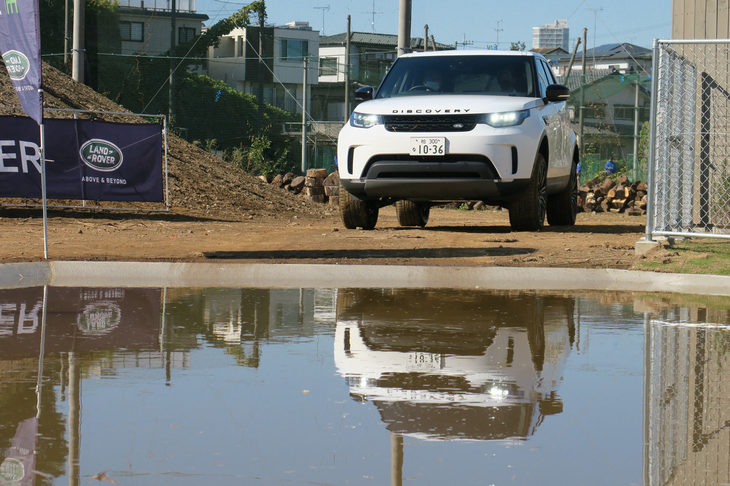 人工池の深さは90cmで、このときは満杯に近い85cmまで水を張っていたとのこと。試乗に供された「ディスカバリー」の最大渡河深度は90cmなので、マージンは5cmしかない。「ジャガー・ランドローバー柏」さん、かなり攻めますな。