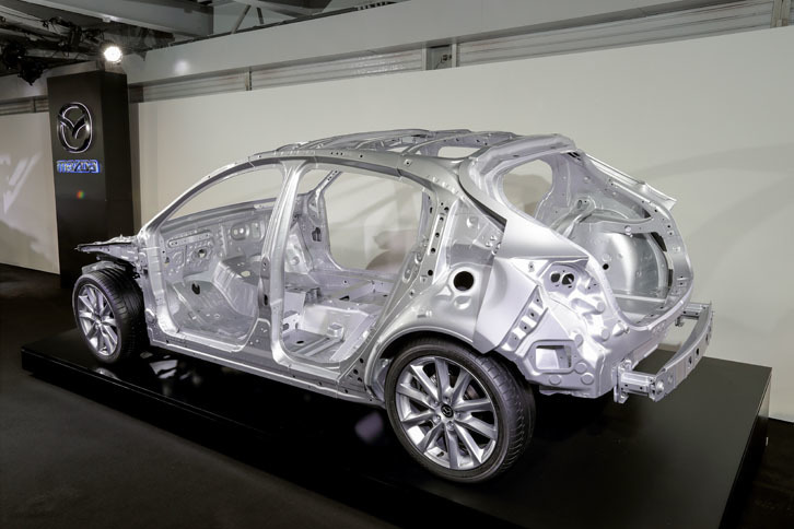 多方向環状構造化により、対角方向へ遅れなく力を伝達することを目指している。フロントからリアへの入力の遅れ時間を30％短縮した。