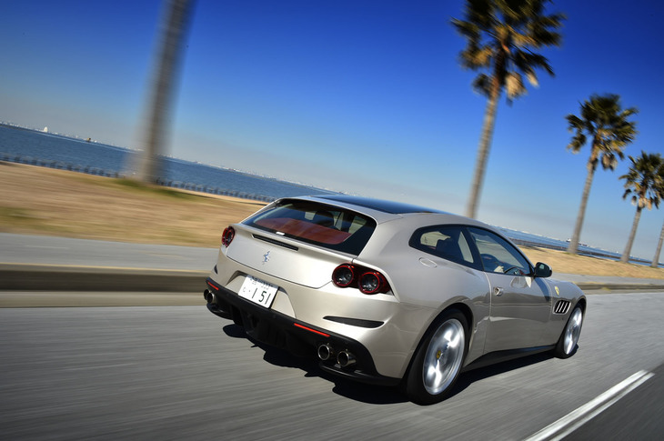 12気筒の「GTC4ルッソ」に比べ、燃費が30％向上したとされる「GTC4ルッソT」。今回は114kmの道のりを走行し、満タン法で6.4km/リッターの燃費を記録した。