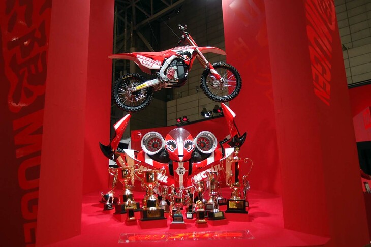 無限のブースに並んだ優勝トロフィー。