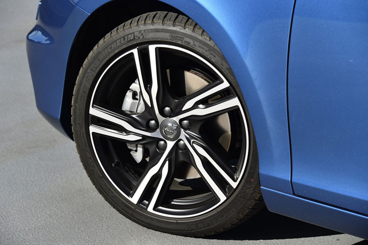 ダイヤモンドカットとマットブラック塗装が施された、「R-DESIGN」専用デザインの18インチアルミホイール。