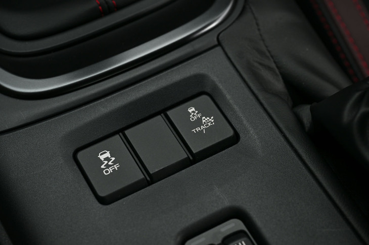 スバルBRZ STI Sport（センターコンソールのスイッチパネル）