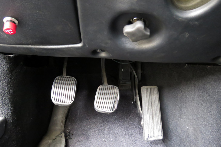 わがバイパーのABCペダルと、ペダルの前後位置を調整するダイヤル（ピンボケで申し訳ない）。