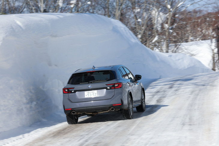 静粛性が高く、ゆとりあるサスペンションストロークによる快適な乗り心地が「レヴォーグ レイバック」の特徴。歴代のスバル車のなかにあっても上位に位置づけられる上質な乗り味だ。