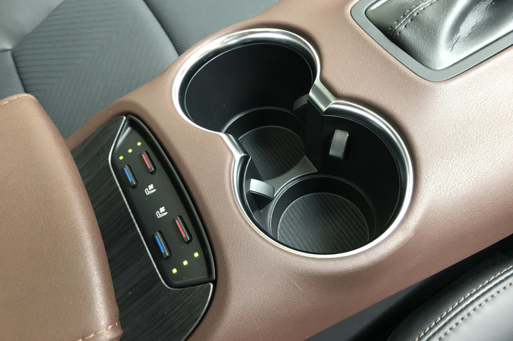 新型ハリアーの「レザーパッケージ」グレードに備わる「快適温熱シート＋シートベンチレーション（運転席・助手席）」のスイッチ。センターコンソールにある12.3インチの液晶ディスプレイでも、このスイッチと同様に温度や風量の調整が行える。