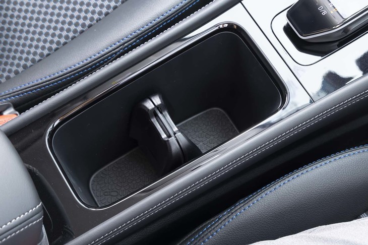 センターコンソールの一新によってカップホルダーの深さが増した。底板の模様をよく見ると足跡が隠されている。