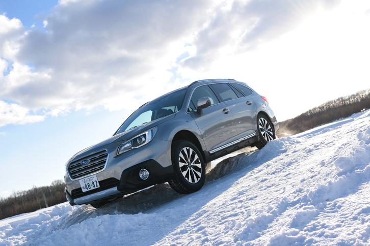 特設コース上の凹凸路を行く「レガシィアウトバック」。車両の最低地上高は、乗用車としては高めの200mmが確保されている。