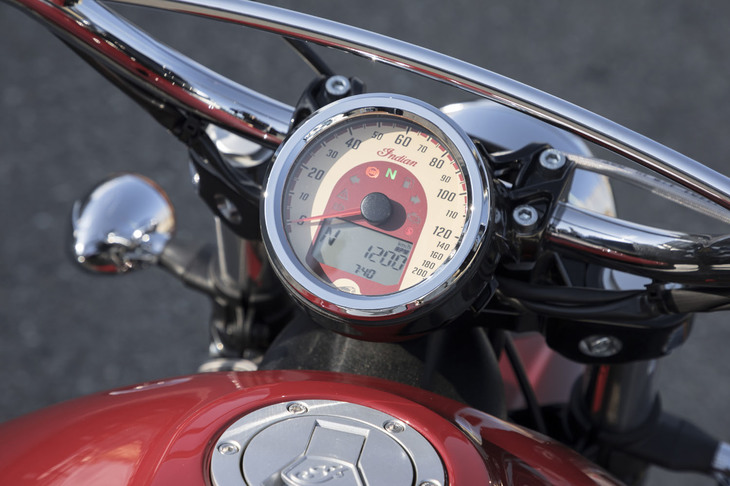 メーターはクラシカルな機械式。エンジン始動時にはディスプレイで水温が50℃を超えるのを待ってからスタートすると、スムーズに出掛けられる。