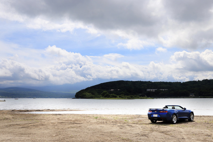 富士五湖有料道路を経由して、今回の目的地である山中湖に到着。あいにく富士山には雲がかかっていたものの、雄大な景観を十分に満喫することができた。
