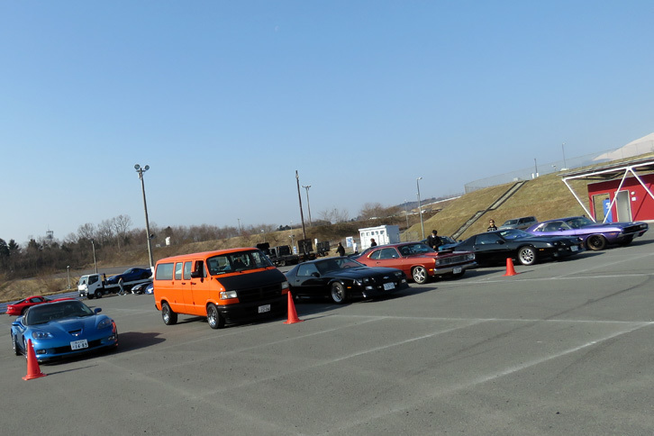 会場でイベントの開始を待つ参加車両の一団。スポーツカーに交じって、「ラムバン」やマッスルカー世代の「ダッジ・チャレンジャー」「プリマス・ダスター」などの姿もちらほら。「見学かな？」と思っていたら、皆走行会の参加者でビックリした。