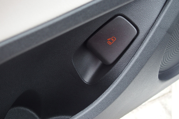 フィアット500eオープン（ドアオープナーレバー）