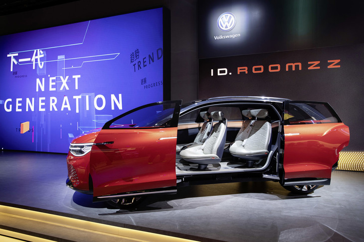 前後にスライドする大型のドアを持つ「ID. ROOMZZ」は、前後軸に2基のモーターを搭載し最高出力225psを発生。「電動4MOTION」と呼ぶ四輪駆動システムを採用する。