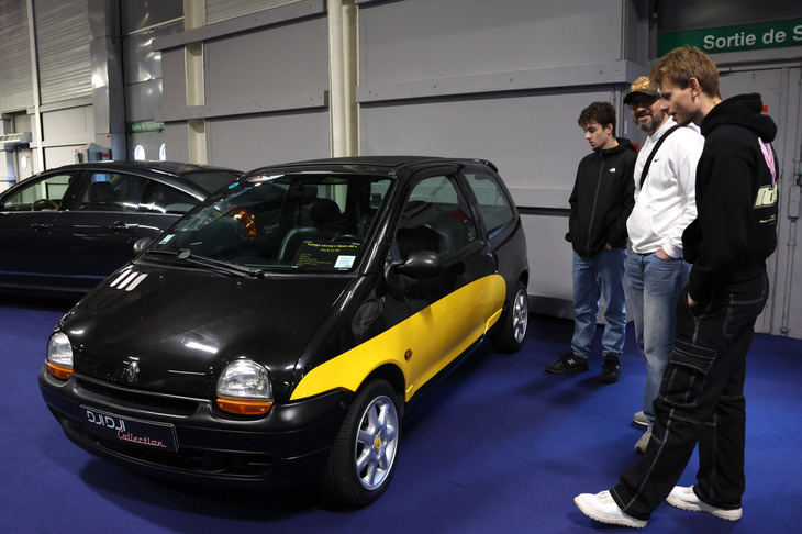 そのクルマは2万8500ユーロ（約529万円）のプライスタグが掲げられ、中古車コーナーにたたずんでいた。