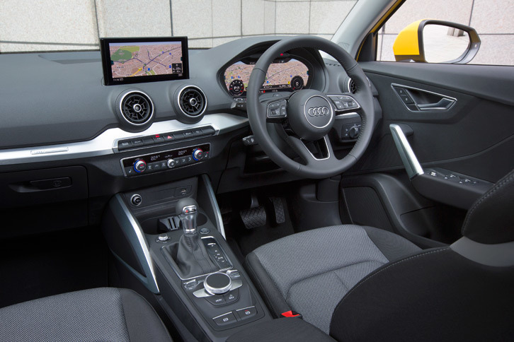 アウディQ2（インストゥルメントパネルまわり）