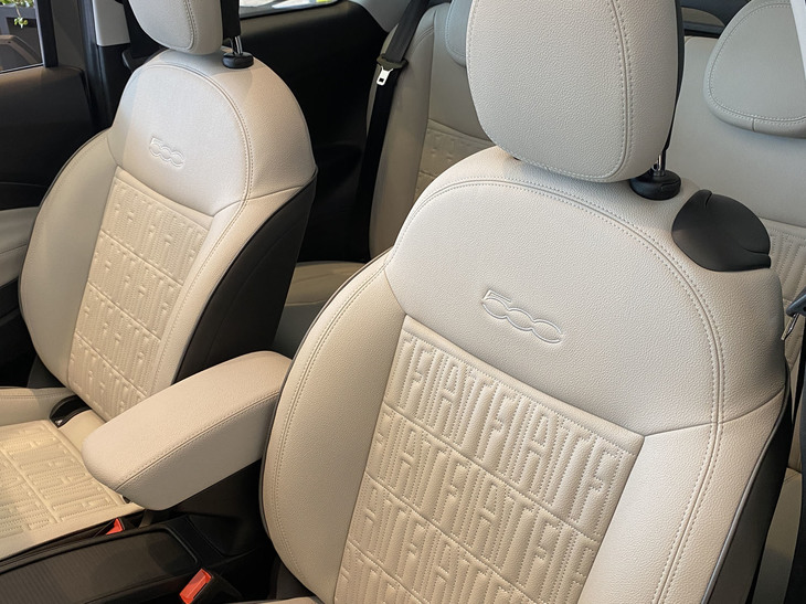 「ラ・プリマ」仕様のシートは人工レザー仕立てだ。