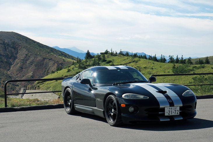 志賀草津道路の展望駐車場にて。左の茶色い峰がたぶん、草津白根山。