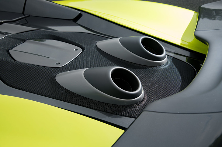 「600LT」シリーズの大きな特徴である、エンジンルームから上向きに突き出たステンレススチール製の「トップエキゾーストシステム」。排気系の重量軽減と、エンジンのレスポンス向上、冷却効率の改善に寄与する。