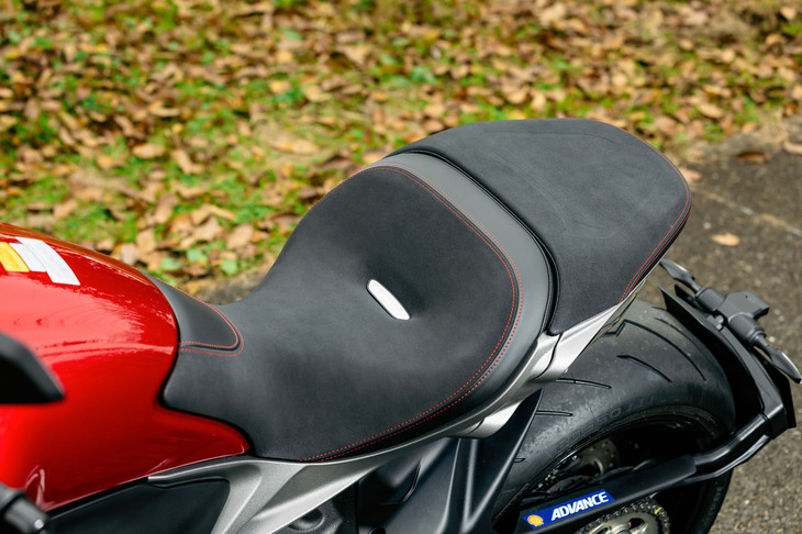 シートについては従来モデルよりクッションを54mm肉厚化。パッセンジャーシートのサイズも約50％拡大し、快適性を高めている。