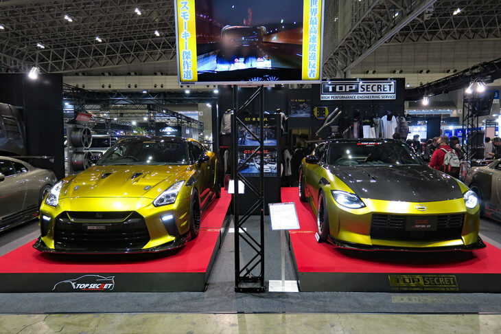 日産ブースのド正面に陣取り、往来ににらみを利かせるゴールドの「日産GT-R」と「フェアレディZ」。出展者は泣く子も黙る世界的チューナー、トップシークレットだ。