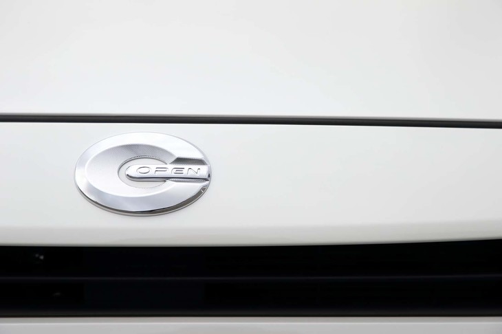 ノーマルの「コペン」シリーズではフロントがコペンの「C」マーク、リアがダイハツの「D」マークとなるが、「GRスポーツ」では前後とも「C」マークに統一されている。