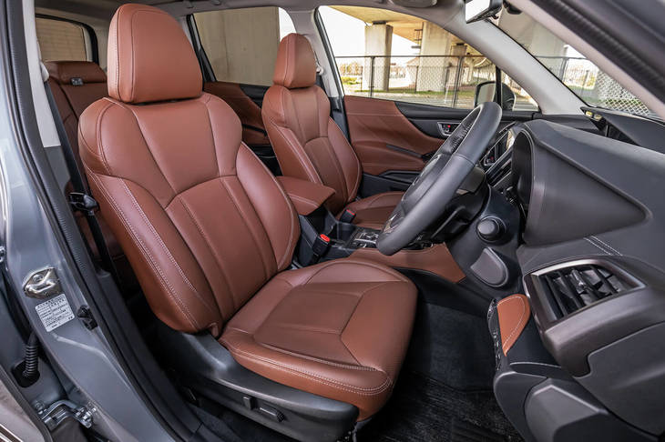 試乗車は、オプションの本革シートを装備していた。乗り降りがしやすい、運転席シート自動後退機能も「フォレスター アドバンス」に標準装備されている。
