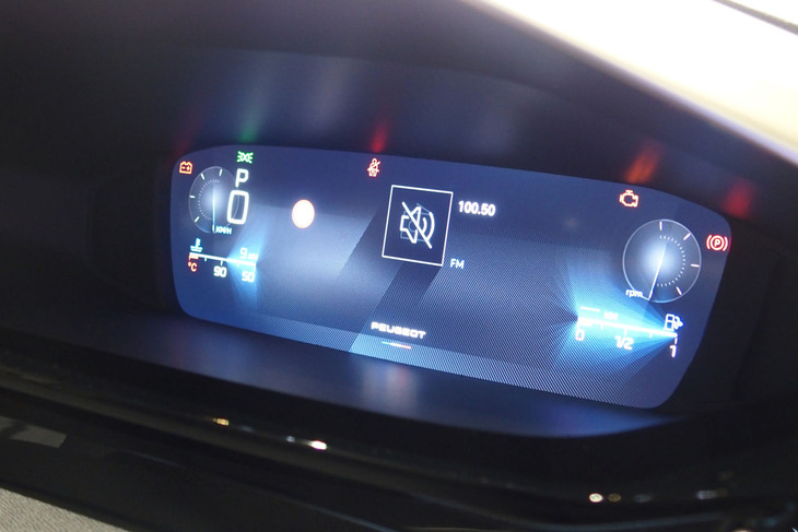 プジョー408アリュール（デジタルヘッドアップインストゥルメントパネル）