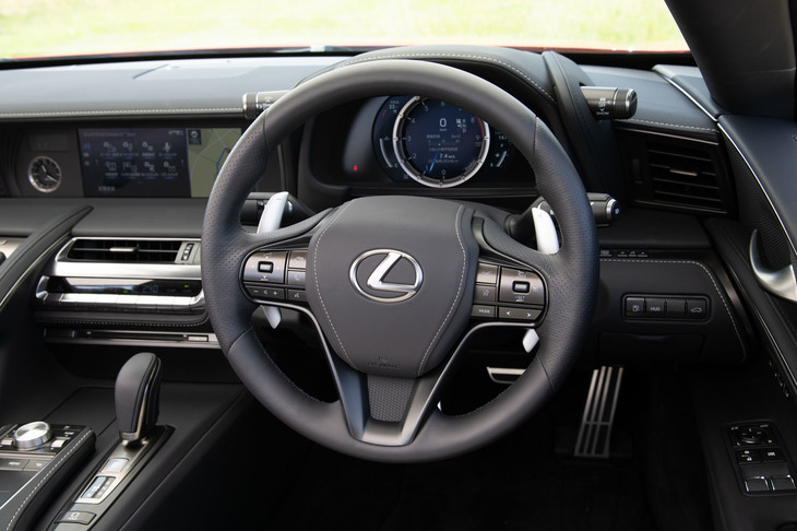 「LC」は2018年8月に一部改良を受けており、ステアリングサポートのアルミダイキャスト化やブッシュ特性の見直しなどにより、ステアリングフィールの改善が図られた。