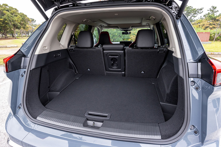 後席使用時の荷室容量は575リッター。この状態で9.5インチのゴルフバッグが4つ積める。後席の背もたれをすべて前方に倒すとフラットな空間が出現する。荷室の左サイドには、1500WのAC100Vアクセサリーコンセントが備わる。
