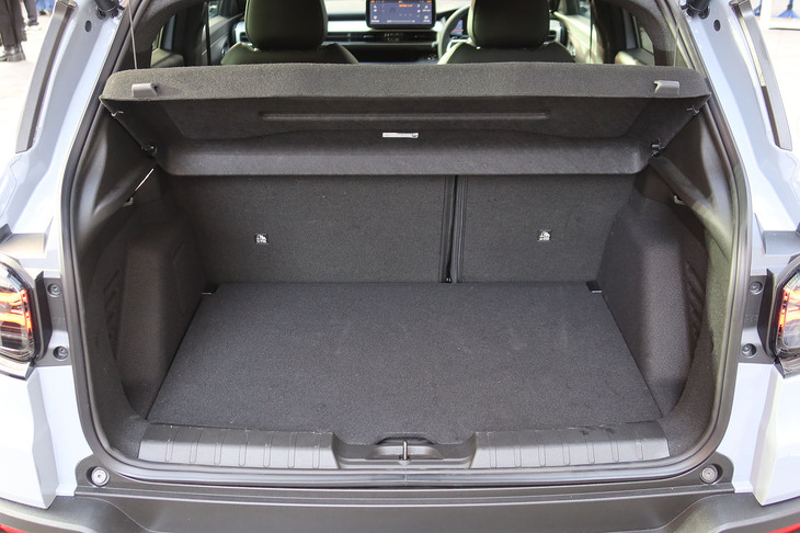 ジープ・アベンジャー4xeハイブリッド（ラゲッジルーム）