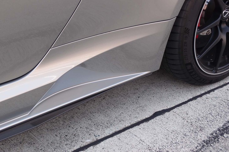 ロッカーモールの後端は、リアタイヤ周辺の空気の乱流を抑制する“エグリ”形状とされた。これは「RC F GT3」にヒントを得たデザイン処理とのこと。