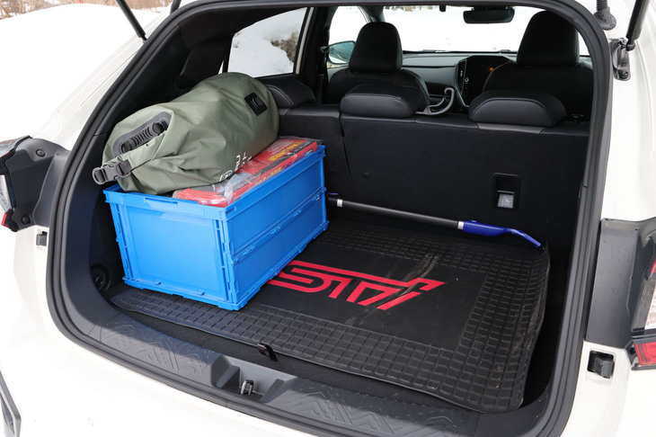 荷室容量はマイルドハイブリッド車が315リッターであるのに対して、ストロングハイブリッド車では床面が20mm高いため279リッターにとどまっている。荷室内に備わるAC100Vコンセントは本革シートとセットとなる有償オプションアイテムで、最大1500Wの電化製品の使用が可能だ。