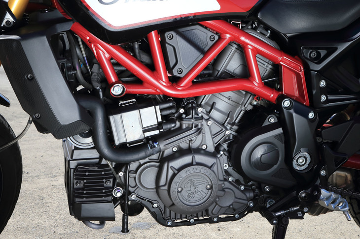 エンジンは排気量1203ccの水冷4ストロークV型2気筒DOHC 4バルブ。日本仕様の最高出力は明らかにされていないが、米国仕様は120HP/8250rpmとされている。