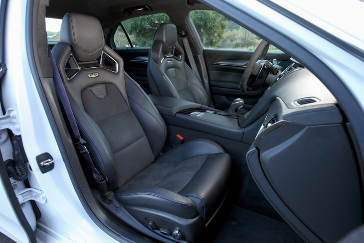 16wayの電動調整機構を備えたレカロ製のスポーツシート。日本仕様では「スペックB」に装備される。