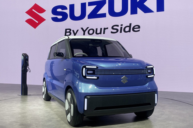 スズキブースでは、軽EV＆次期「ワゴンR」ではとうわさの「ビジョンeスカイ」を拝む。