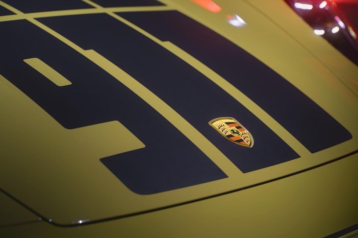 フロントボンネットには1963年の歴史的なクレストとほぼ同じデザインの「ポルシェクレスト」が備わる。