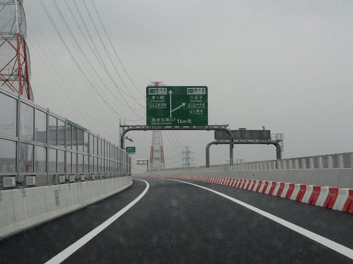 2018年1月28日に開通した新東名高速道路の海老名南JCT－厚木南IC区間。いよいよ東京方面の末端からも延伸が始まった。