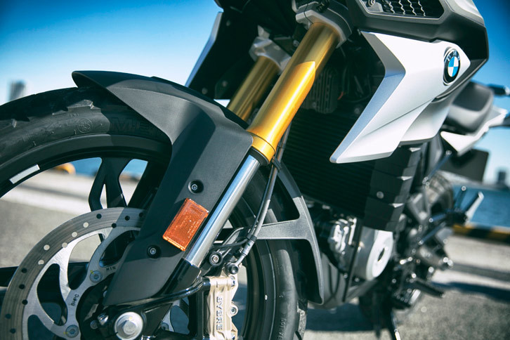 「G310GS」のサスペンションのストローク量は、「G310R」の前140mm、後ろ131mmから、前後とも180mmに拡大している。