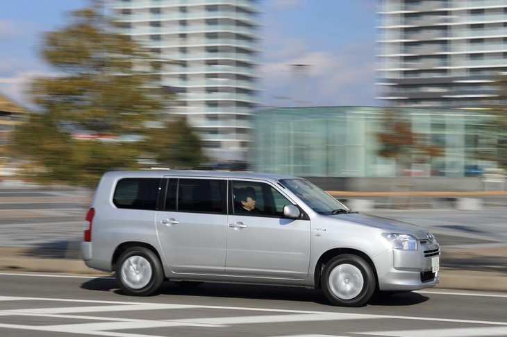 
	「トヨタ・サクシード」のハイブリッドモデルは、ガソリンエンジン搭載車同様に4グレード展開となる。つまり同一グレードで、ハイブリッドまたはガソリンエンジンを選ぶことができる。
	