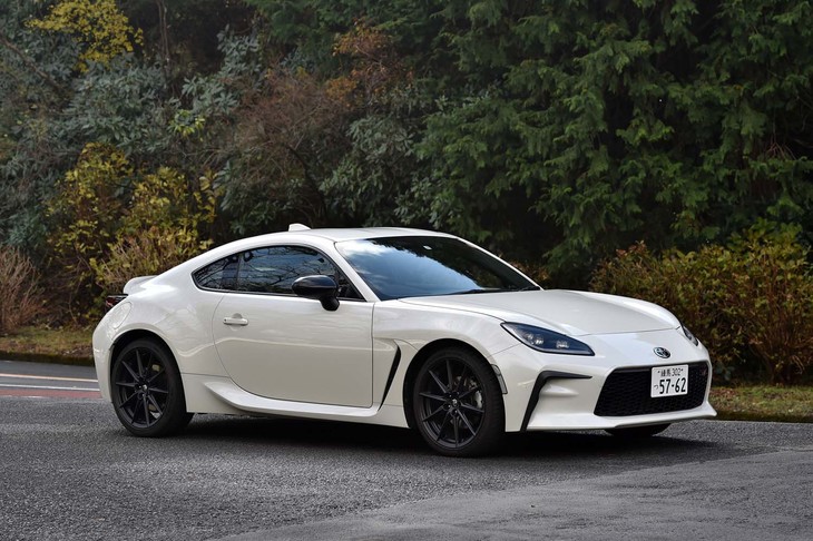 【トヨタGR86 RZのスペック】
	ボディーサイズ：全長×全幅×全高＝4265×1775×1310mm／ホイールベース：2575mm／車重：1270kg／駆動方式：FR／エンジン：2.4リッター水平対向4 DOHC 16バルブ／トランスミッション：6段MT／最高出力：235PS（173kW）/7000rpm／最大トルク：250N・m（25.5kgf・m）/3700rpm／タイヤ：（前）215/40R18 85Y／（後）215/40R18 85Y（ミシュラン・パイロットスポーツ4）／燃費：11.9km/リッター（WLTCモード）／価格：334万9000円
	
	【取材時の燃費データ】
	テスト距離：256.5km（市街地1：高速道路7：山岳路2）／使用燃料：27.0リッター（ハイオクガソリン）／参考燃費：9.5m/リッター（満タン法）／10.2km/リッター（車載燃費計計測値）