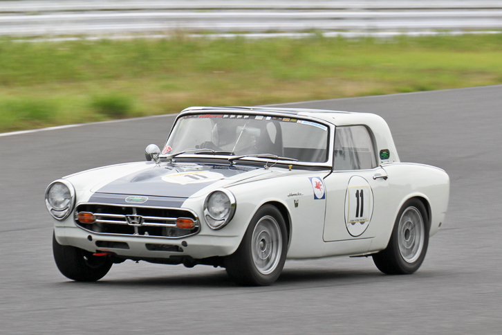 この日レースに参戦した唯一の日本車で、最小排気量のエンジン搭載車だった、1967年「ホンダS800」。クリスタルカップで11位に入った。