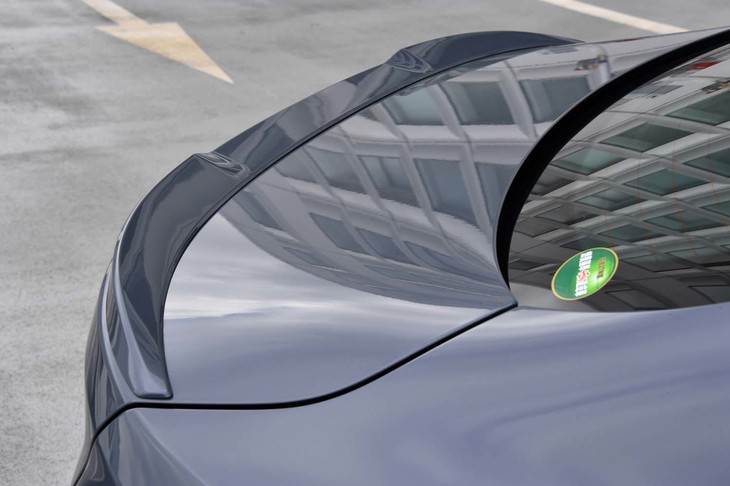 トランクリッドの後端には、「Mリアスポイラー」と呼ばれるリップスポイラーが備わる。これも「Mスポーツプラスパッケージ」に含まれるアイテムだ。