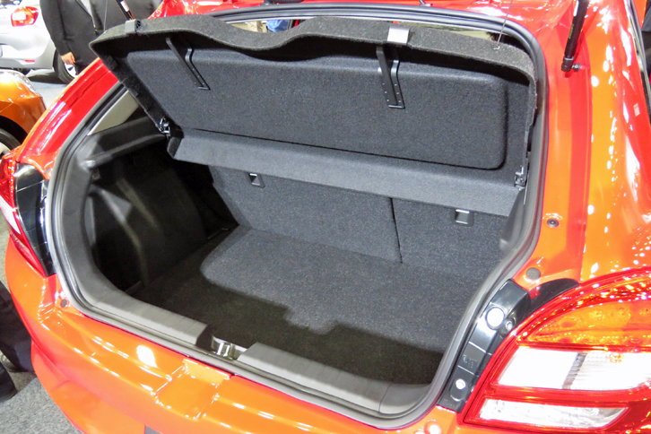 荷室の容量は標準状態で320リッター。後席を倒すことで、拡大できる。