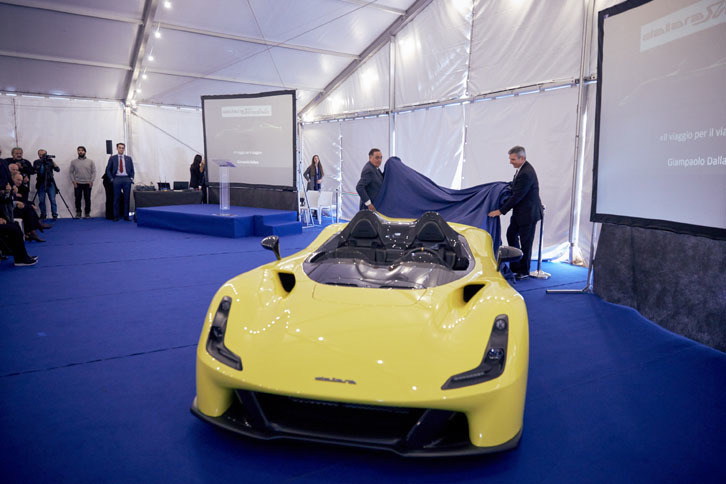 ダラーラは「ストラダーレ」のために、ダラーラ・アウトモビッリの原点ともいえる村の中に新工場を建設した。今回の発表会は、その新工場の駐車場に設営された特設テントで行われた。