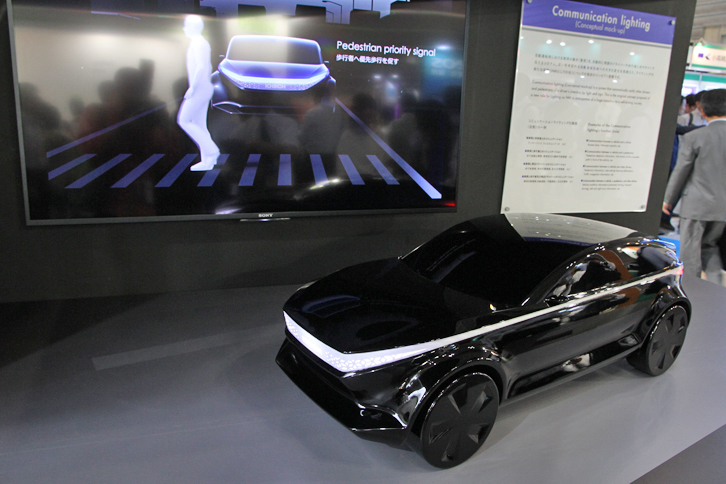 ライトの専門メーカーである市光工業は、世界初というコミュニケーションライティングのアイデアを公開。車両をぐるりと囲んだライトの色や光り方の変化で、周囲の車両や歩行者に対して、これからクルマがとる行動を知らせようというもの。自動運転化に向けた提案である。